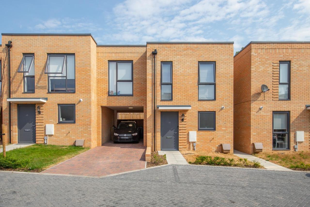 Cozen Villa Edgware Exterior photo